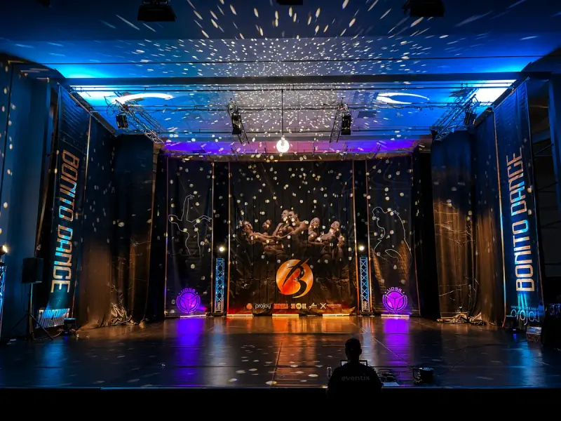 Scenă și lumini de show la Bonito Dance Contest
